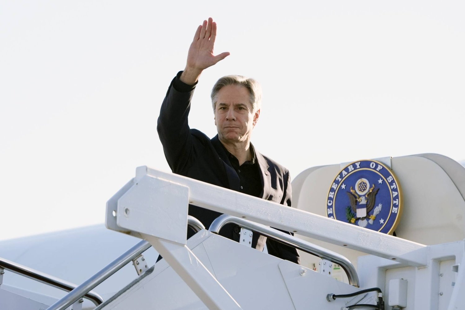وزير الخارجية الأميركي أنتوني بلينكن يلوح لمودعيه في قاعدة «أندروز» الجوية قبل مغادرته متجهاً إلى الصين (أ ب)